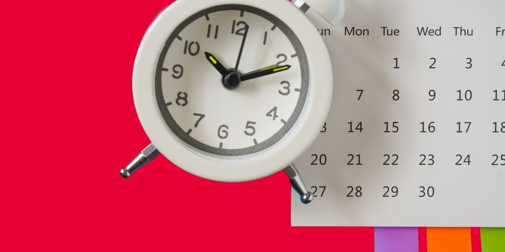 imagen de calendario y reloj con fondo rojo